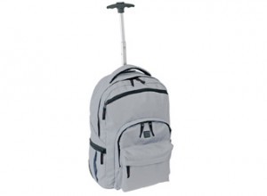 MOCHILA "CARRIER" Código: C432 33,5 x 52,5 x 16 cm.Capacidad 23 litros Aprox. Modelo ejecutivo. Con ruedas. Manija extensible. 3 bolsillos frontales externos y 2 laterales externos con cierre. Salida para auriculares. Tiras y cubre-cintura acolchados. Bol